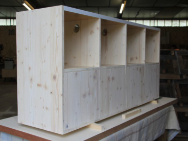 assemblage_caisson_domino_avec_colle_blanche_projet_Base_creditphoto_Atelier_Emmaus